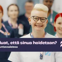 Hoitajat katsovat hymyillen kameraan.